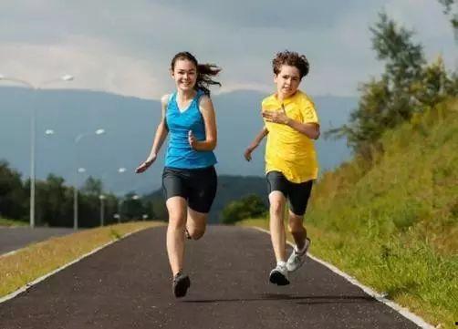 成人溜冰奔跑技巧图解视频,轻松掌握滑行步伐