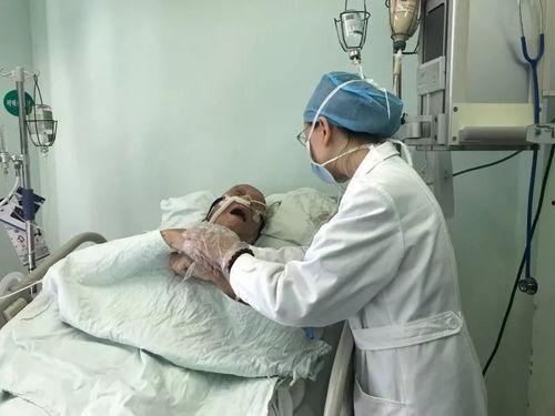 成人医生给假人打针视频,医生为假人演示注射操作