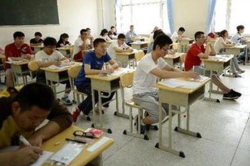 成人考试考场现场视频,成人考试紧张氛围一览