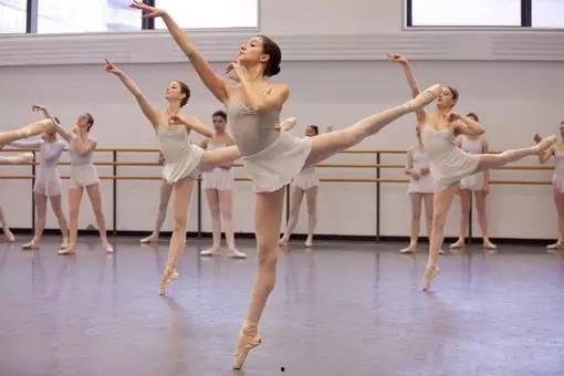 舞蹈成人活动热身视频,成人活动前的活力启动指南